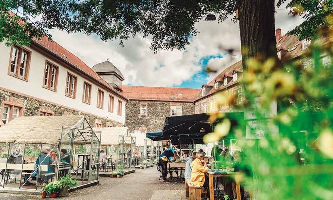 Der Hanauer Pop-up-Gedanke erreicht auch die Gastronomie – der bisher als Parkplatz genutzte Fronhof in der Altstadt wandelte sich zur „Wirtschaft im Hof“. Foto: Stadt Hanau