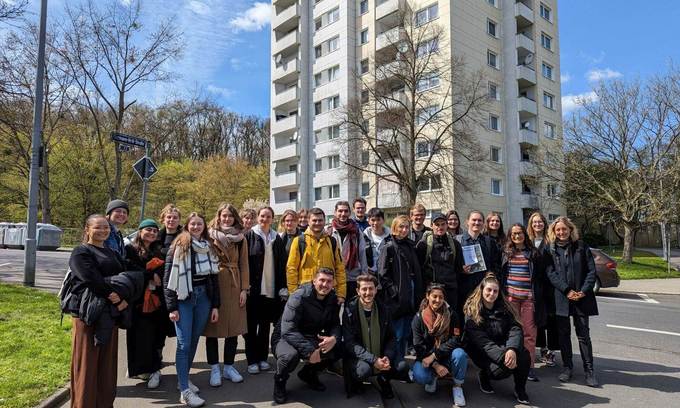 Gruppenfoto mit den Studierenden in Wiesbaden-Klarenthal