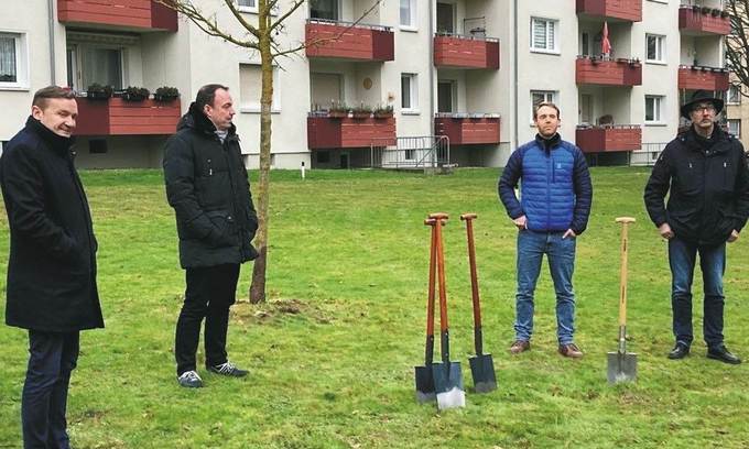 Regionalcenterleiter Jürgen Blum, Kassels Oberbürgemeister Christian Geselle und Baustadtrat Christof Nolda  kamen zur 100.Pflanzung.