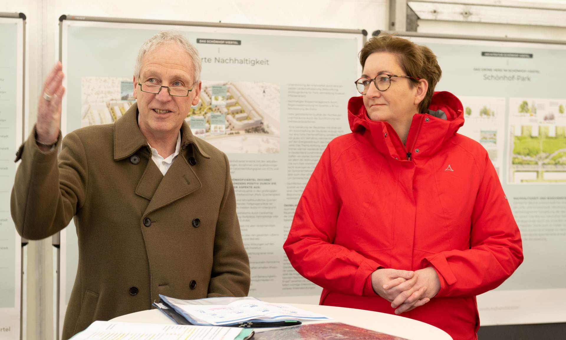 Dr. Thomas Hain und Bundesbauministerin Klara Geywitz vor Plänen des Schönhof-Viertels