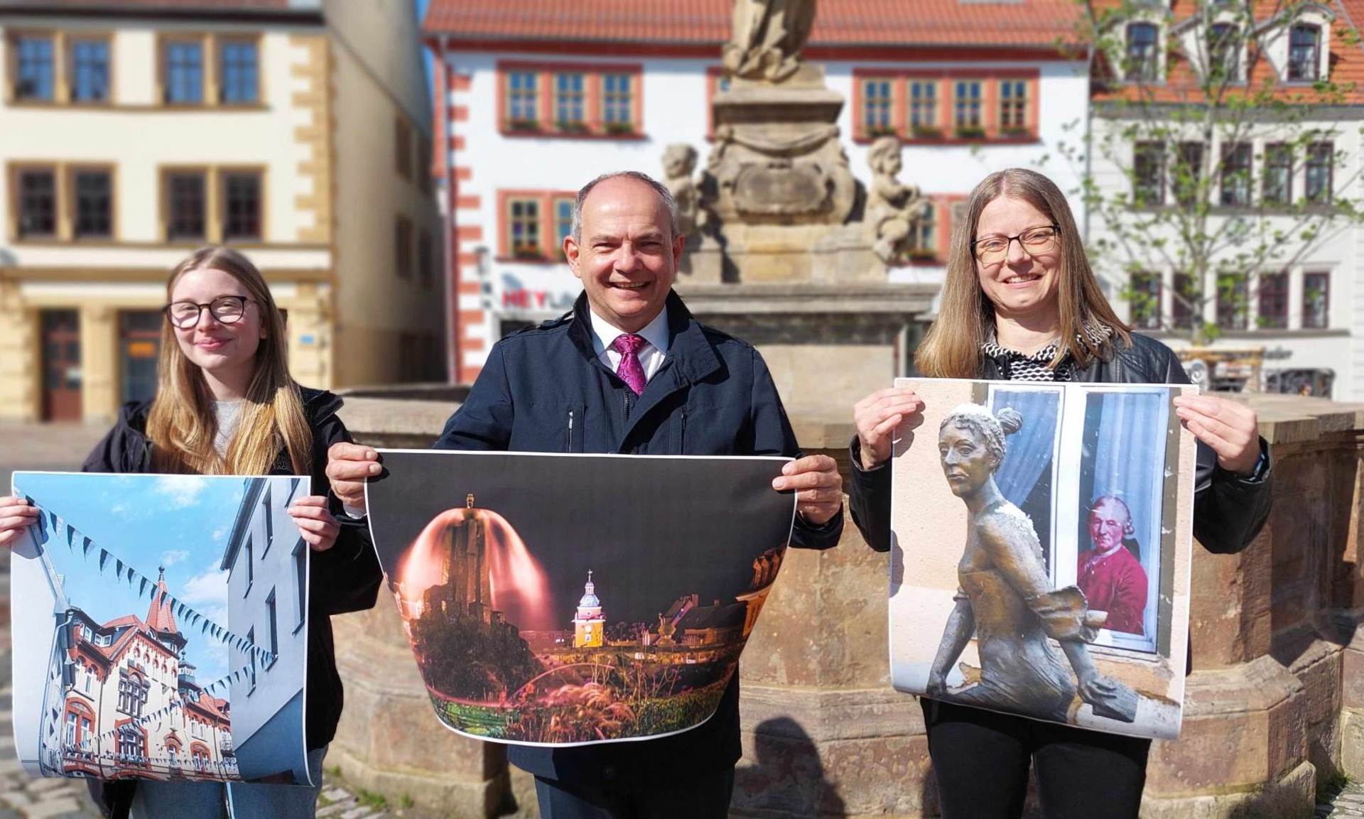 Oberbürgermeister, Knuth Kreuch gemeinsam mit zwei Bürgerinnen vor dem Marktbrunnen in Gotha