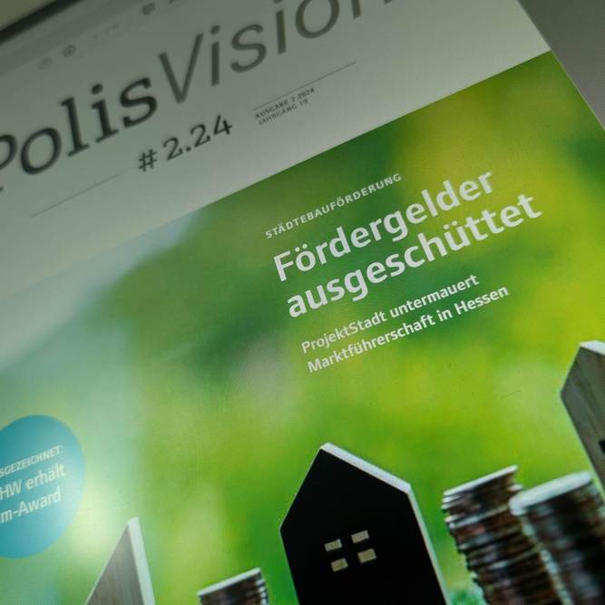 Ein Bild des Covers der neuen PolisVision auf der kleine Häuser vor einem grünen Hintergrund zu sehen sind.