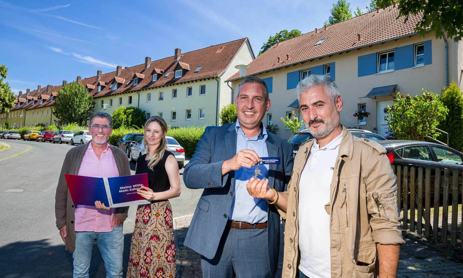 Freuen sich über die Schlüsselürbergabe:Foto: v.l. Peter Schade (Qualitätsmanagementbeauftragter Verbund sozialpädagogischer Kleingruppen e.V.), Ilka Zienteck (Kundenbetreuerin NHW), Sascha Holstein (Leiter Regio-nalcenter Kassel NHW), Mehmet K. Ciftci (Einrichtungsleiter 180 GRAD), Schlüsselübergabe Kassel-Oberzwehren  Foto: NHW/ Karsten Socher 