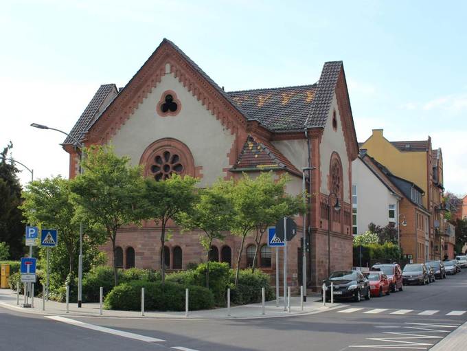 Die Synagoge von Schlüchtern, links und rechts führen Straßen vorbei.
