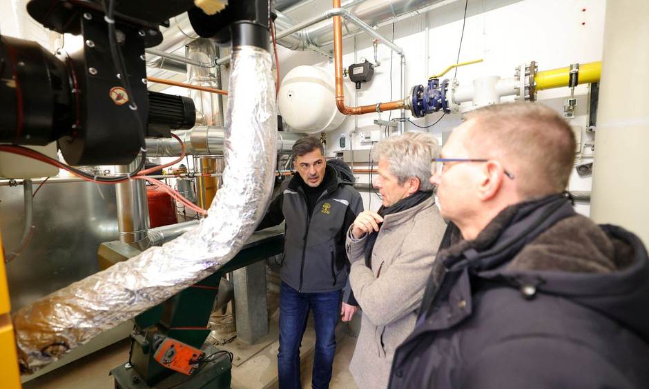 Drei Männer in einem Technikraum, zwei davon von der NHW: Urban Keller und Matthias Otto.