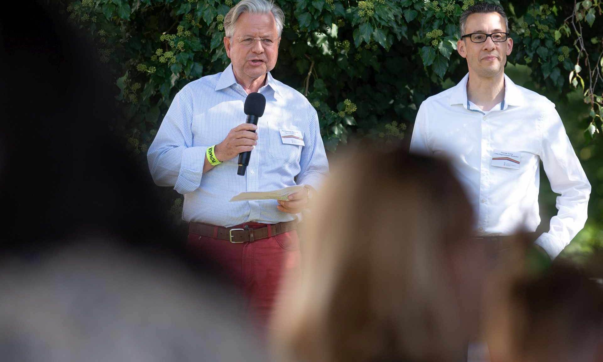 NHW- Geschäftsführer Dr. Constantin Westphal und NHW-Regionalcenterleiter Thomas Türkis feierten gemeinsam mit den Bewohnern den Abschluss der Maßnahmen. Foto: NHW/Strohfeldt