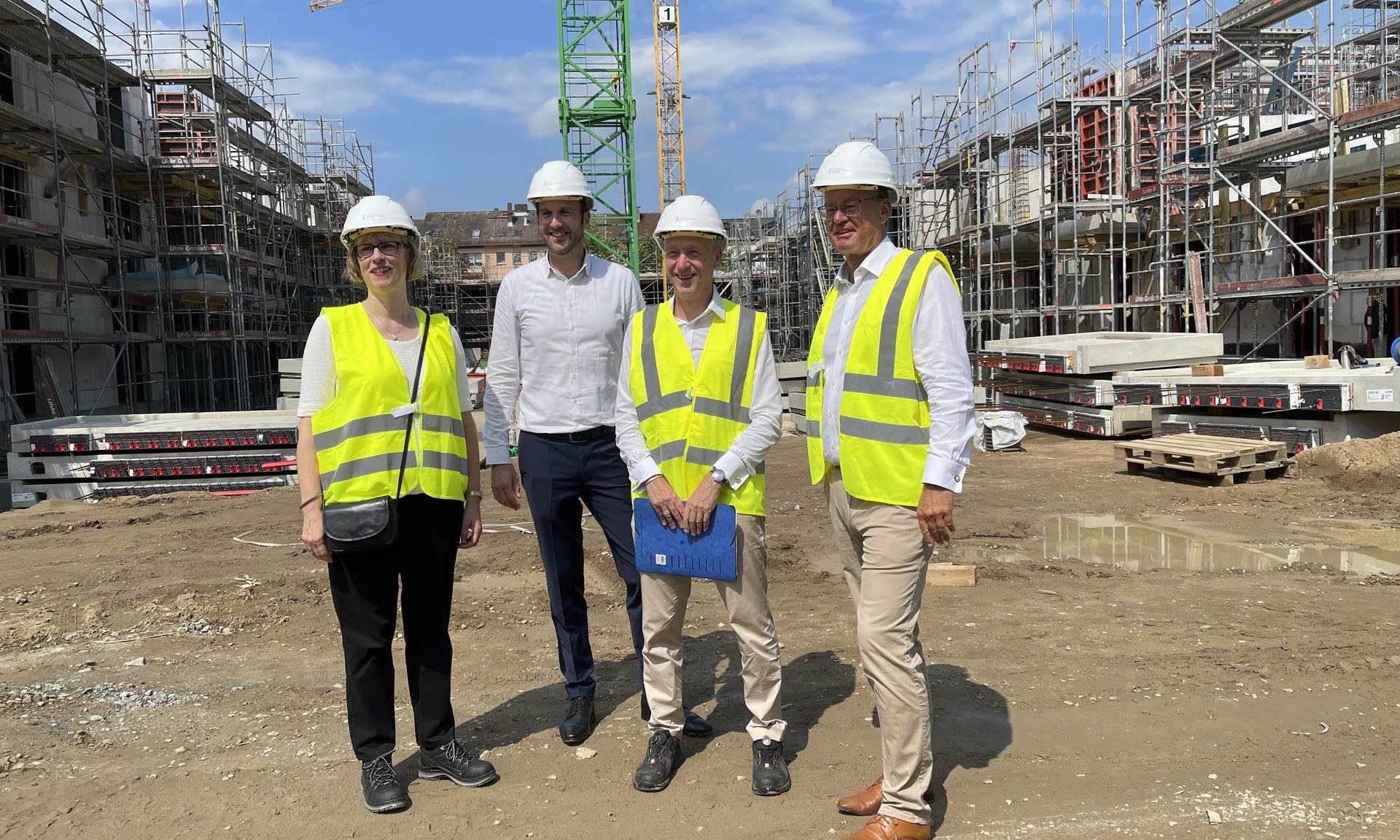 Besuchten gemeinsam die Baustelle: (v.l.) NHW-Geschäftsführerin Monika-Fontaine-Kretschmer, Vorstand VdW Südwest Dr. Axel Tausendpfund, NHW-Geschäftsführer Dr. Thomas Hain und GdW Präsident Axel Gedaschko. Foto:NHW