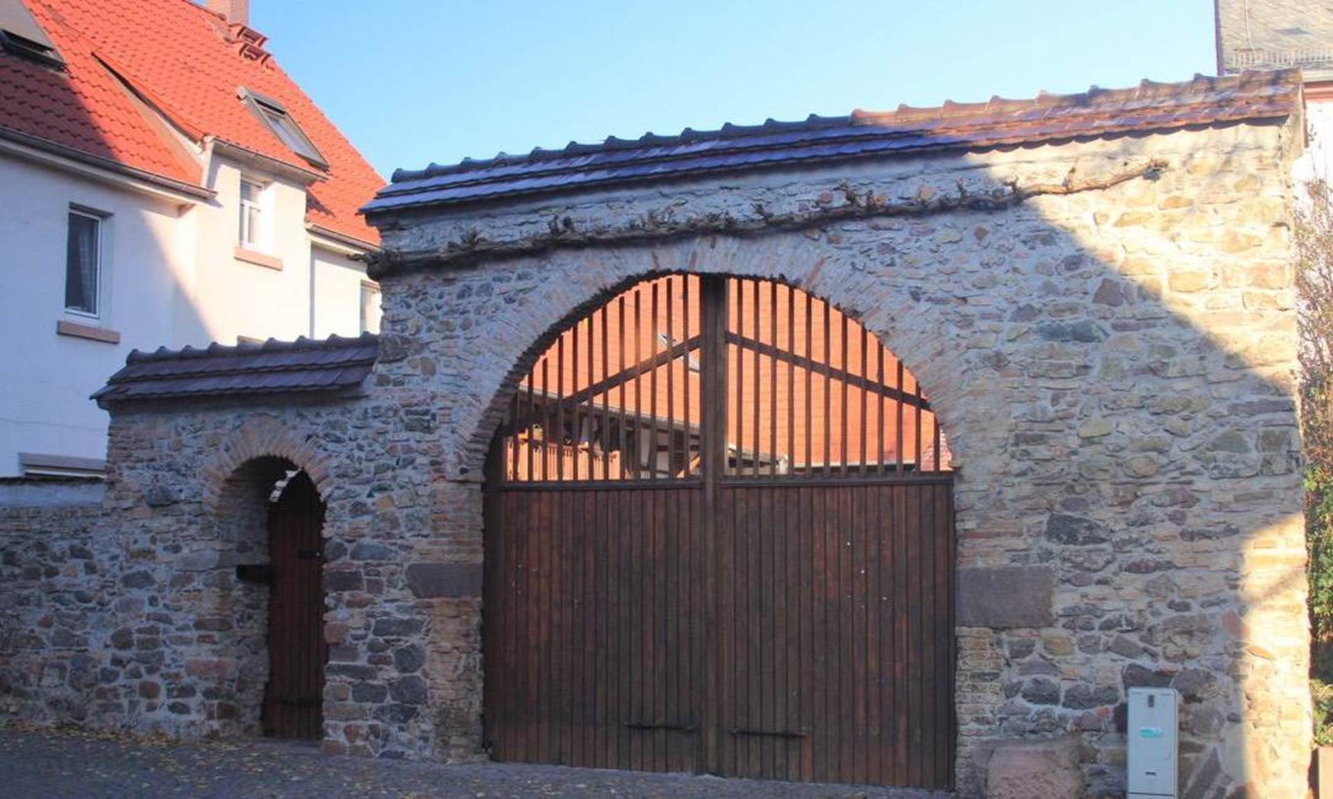 Alte Hofeinfahrt mit Steinmauer