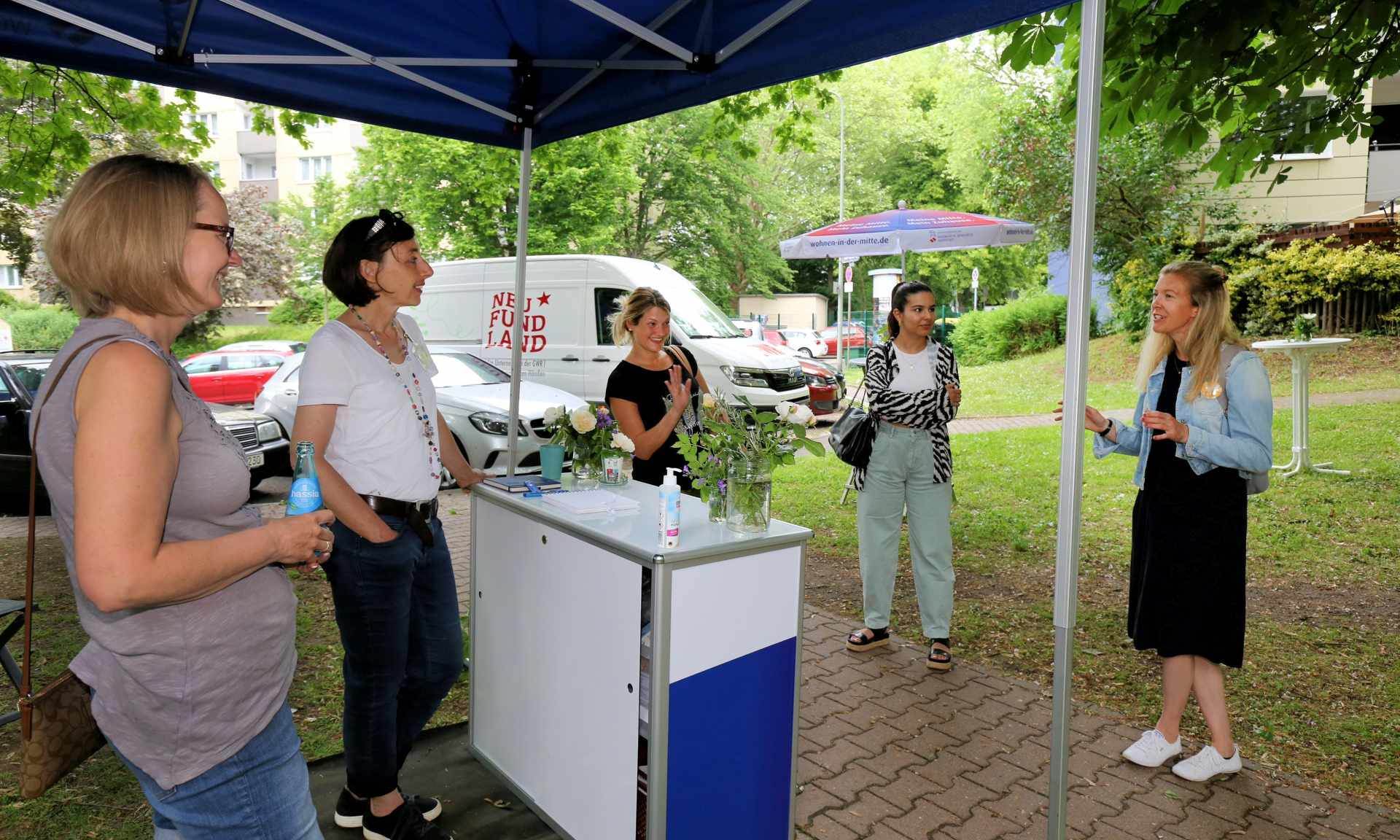 Reger Austausch am Infostand