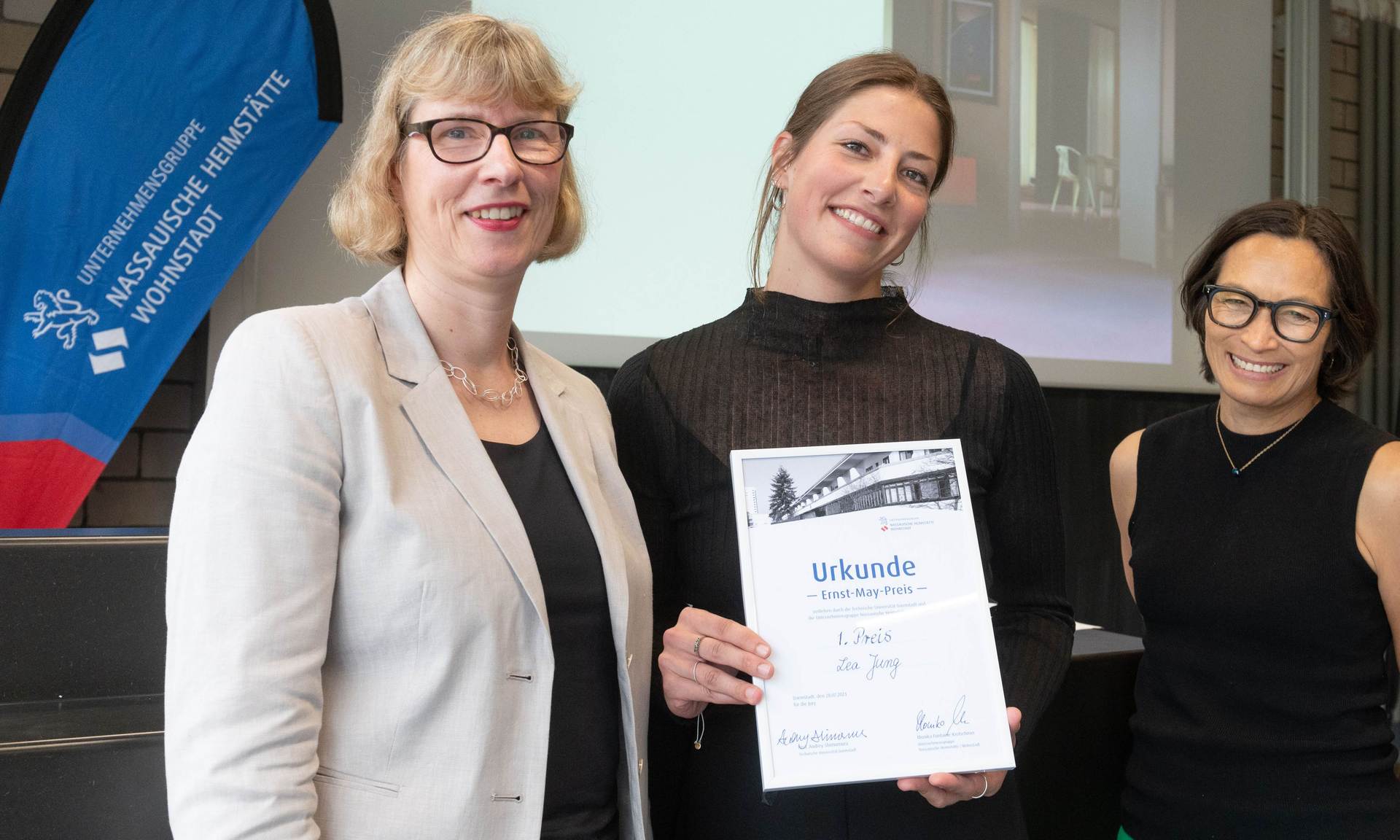 Freuten sich mit der Preisträgerin: ( v.l).: NHW-Geschäftsführerin Monika Fontaine-Kretschmer, 1.Preis-Trägerin Lea Jung und Professorin Audrey Shimomura von der TU Darmstadt Foto: NHW/Strohfeld