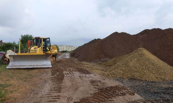 Bagger und ganz viel Sand- und Erdhaufen