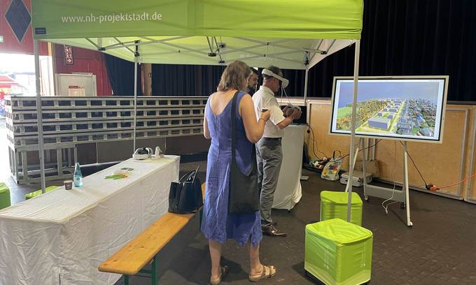 Besucher am Stand der ProjektStadt mit VR-Brillen