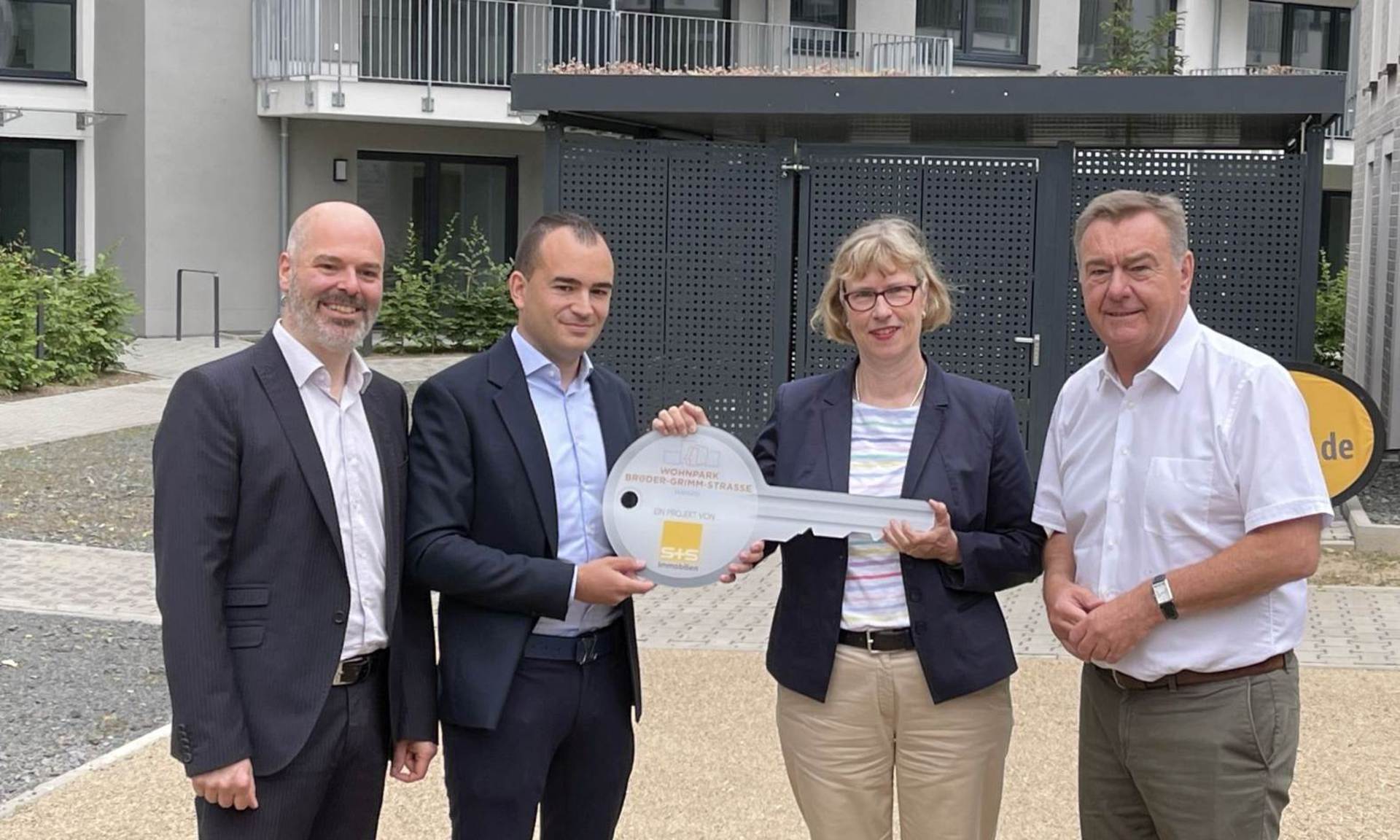 Feierliche Schlüsselübergabe mit NHW-Geschäftsführerin Monika Fontaine-Kretschmer sowie (v. li.) Guido Waider (Prokurist S+S Grundbesitz GmbH), Christoph Mutze (Oberbauleiter S+S) und Hanaus Oberbürgermeister Claus Kaminsky. 