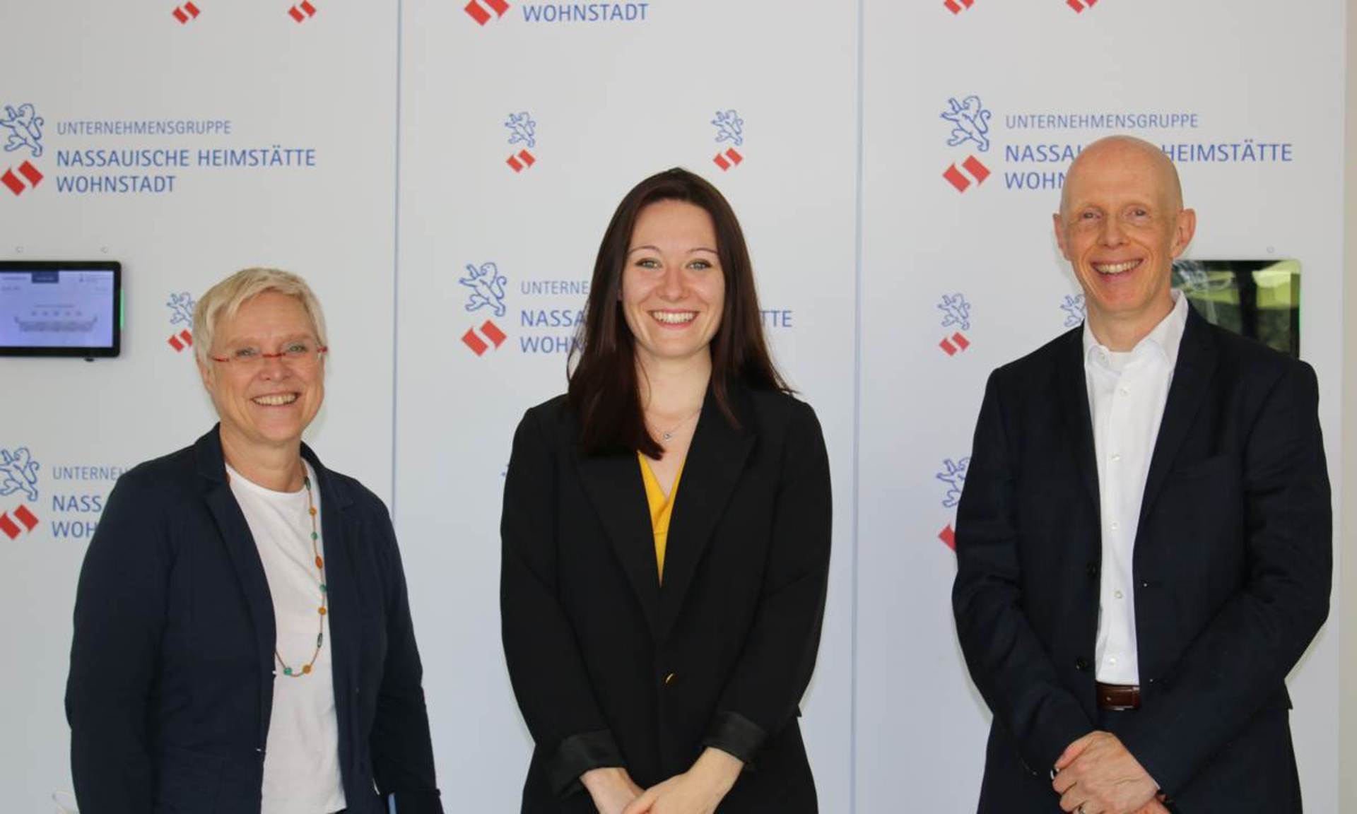 Strahlende Gewinnerin: Sophie Weigel mit Ausbildungsleiterin Simone Stock (li.) und Stefan Führer, Leiter Unternehmensbereich Personal. Foto: NHW