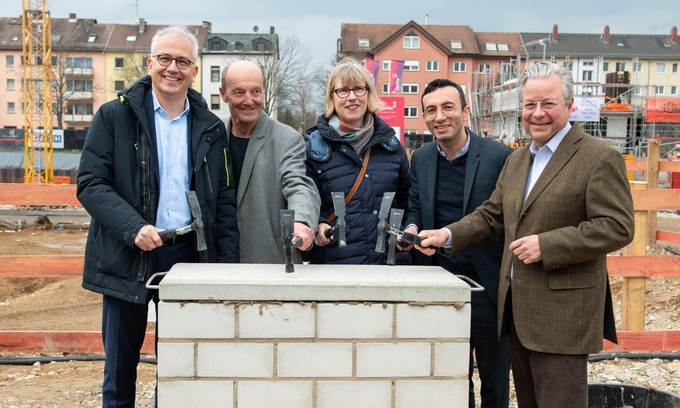 Wirtschaftsminister Tarek Al-Wazir, Architekt Michael A. Landes, NHW-Geschäftsführerin Monika Fontaine-Kretschmer, Stadtplanungsdezernent Mike Josef und NHW-Geschäftsführer Dr. Constantin Westphal vor dem Grundstein.