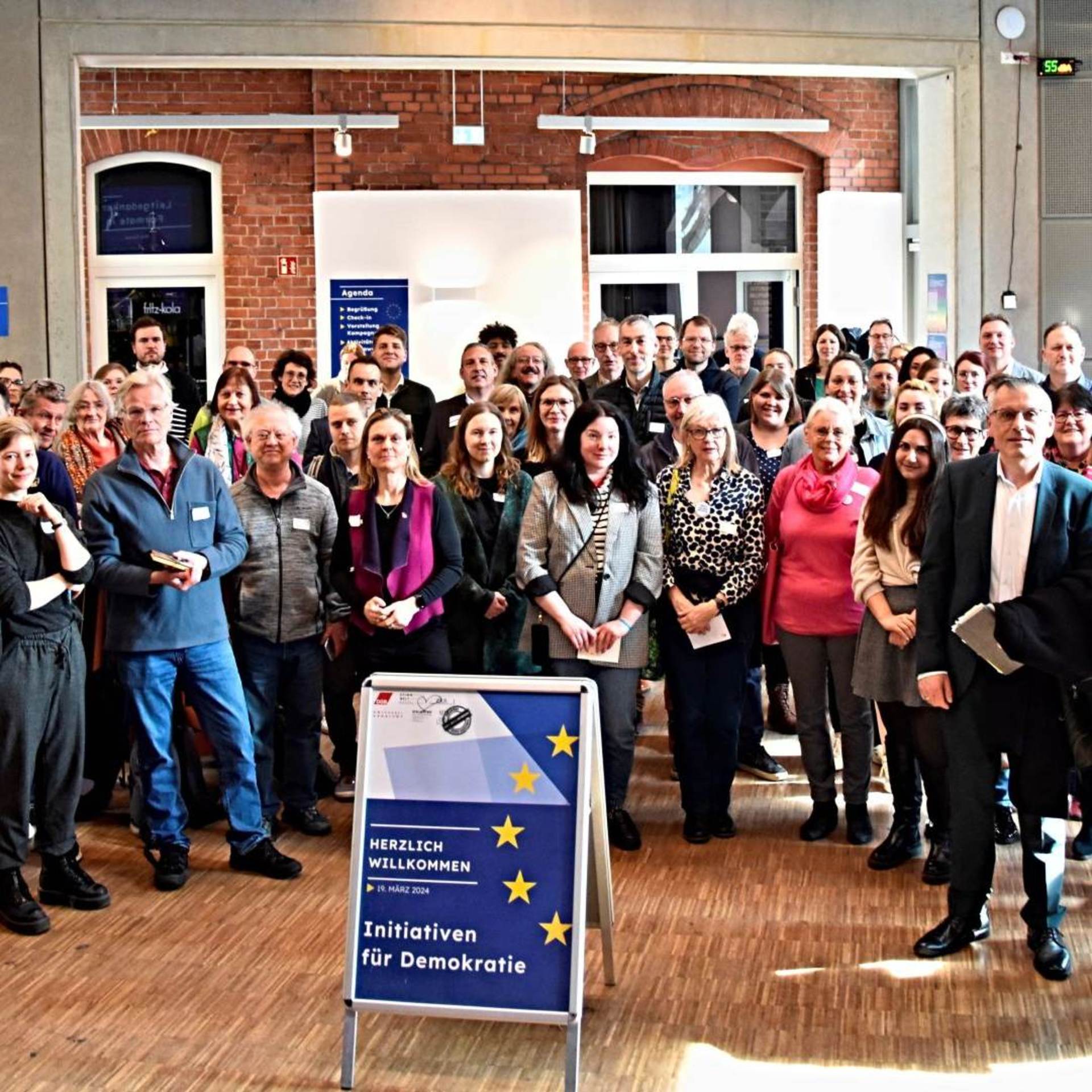 Gruppenfoto mit rund 50 Menschen von einem der ersten Treffen der neuen Demokratieinitiative.