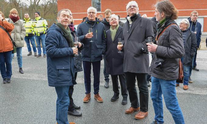 Wirtschaftsminister Tarek Al-Wazir, NHW Geschäftsführer Dr.Constantin Westphal und Oberbürgermeister Jochen Partsch lauschen dem Richtspruch. Foto NHW/Keck