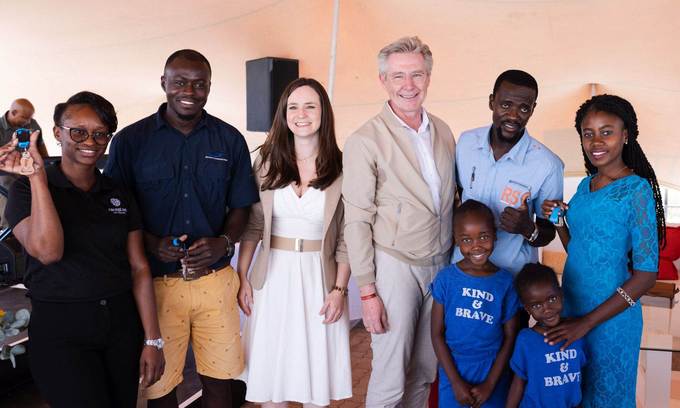 Die beiden Geschäftsführer (v.li. Konstanze Dürotin und Stefan Bürger) von Housing! for Future inmitten der glücklichen Bewohner bei der Einweihung in Windhoek/Namibia.