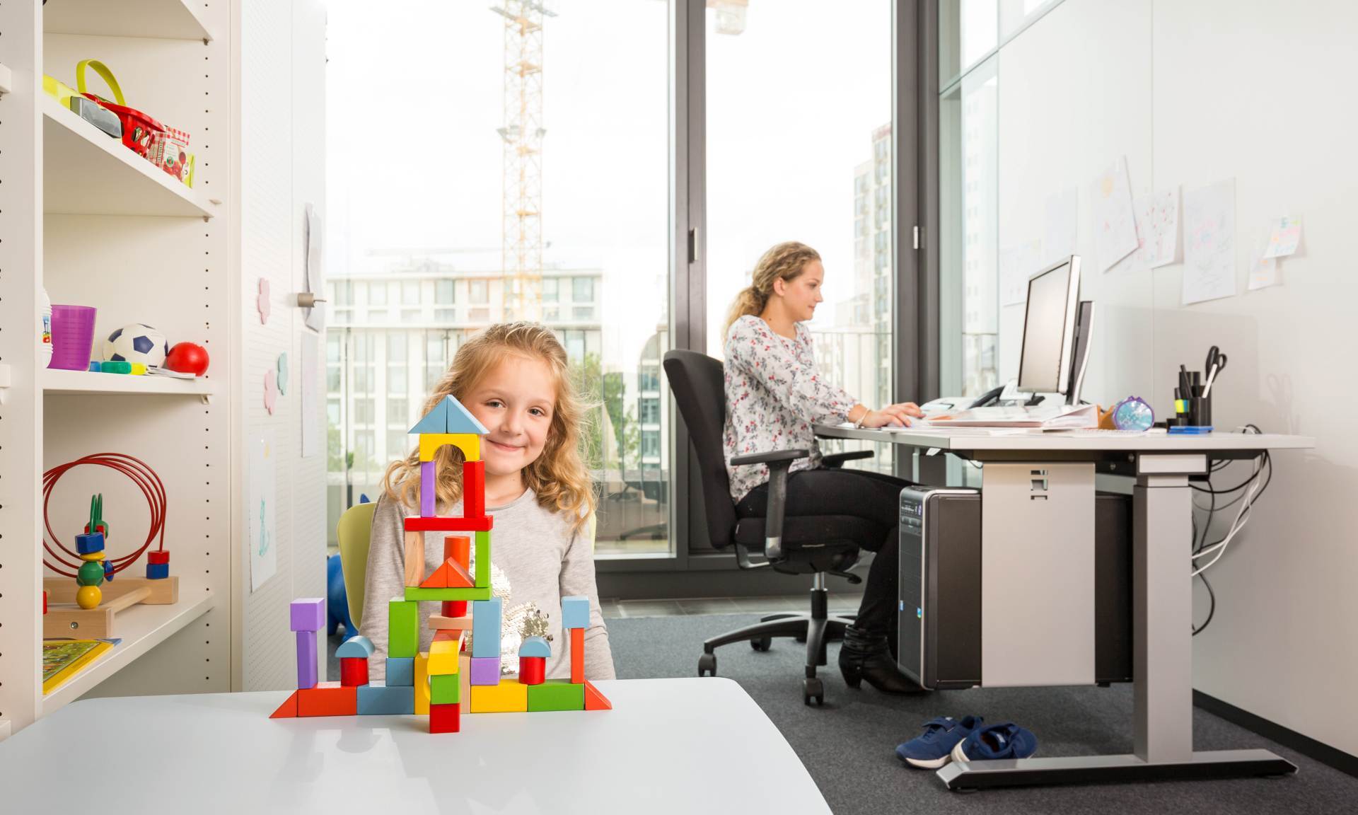 Familienfreundliche NHW: Arbeiten mit Kind ist auch im Eltern-Kind-Büro möglich. Foto: NHW.