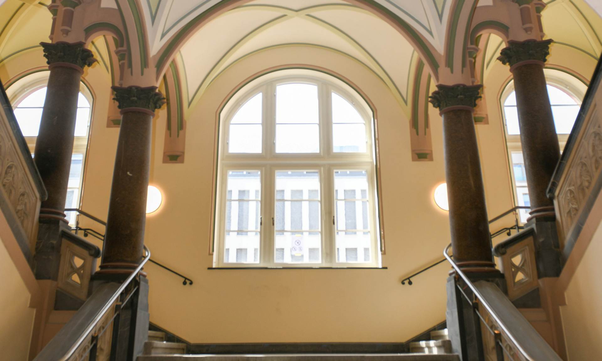 Imposanter Treppenaufgang im Alten Gericht in Wiesbaden.