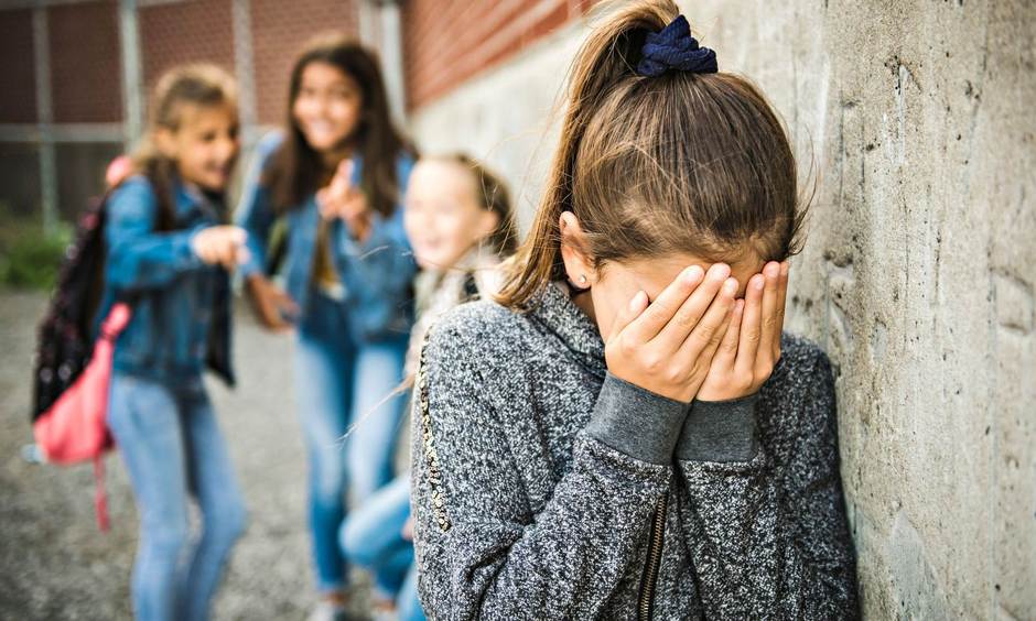 Kinder ärgern sich und ein Kind ist traurig.