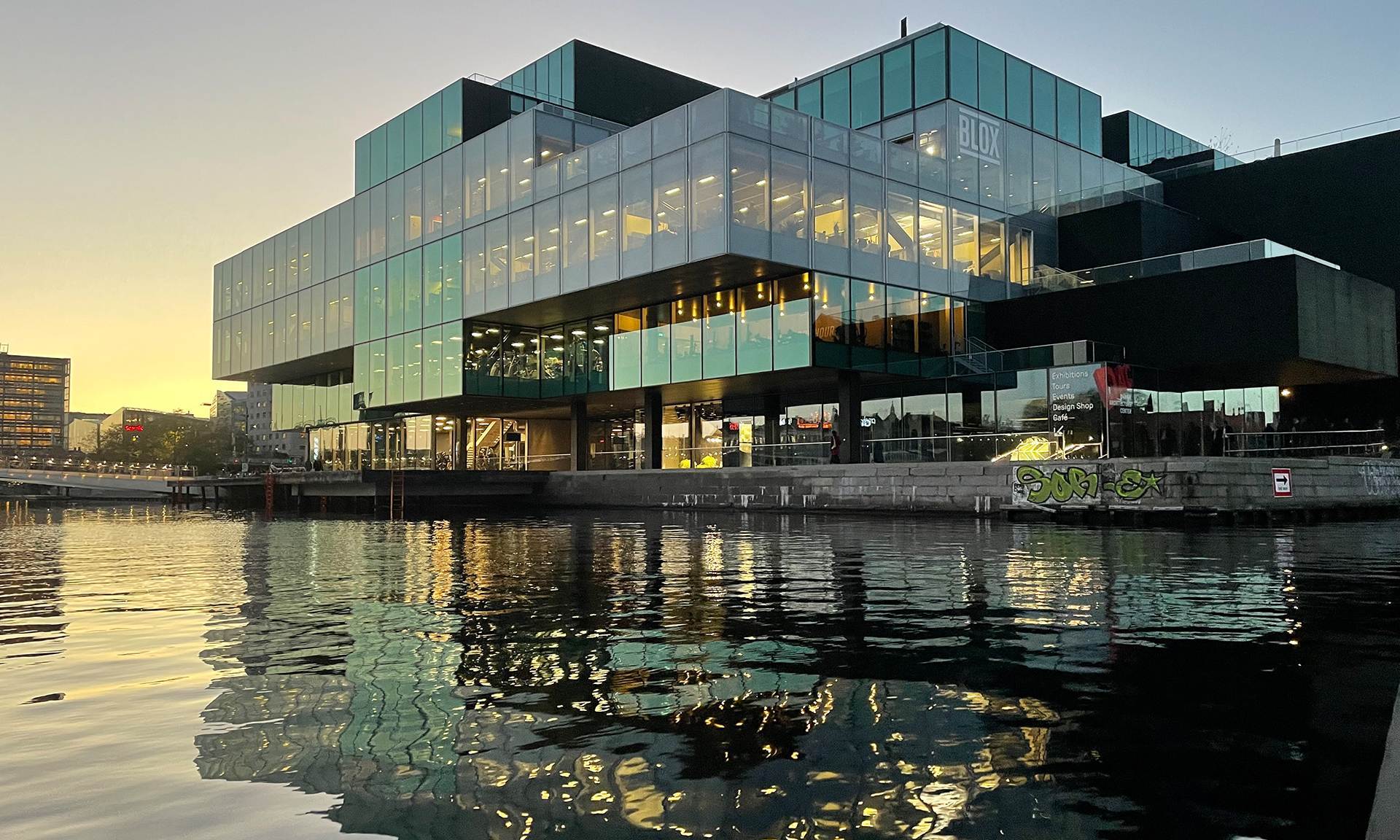 BLOX – das neuartige Mixed-Use-Gebäude des Architekten Rem Koolhaas an der Uferkante des ehemaligen Hafens.