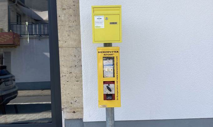 Am Stadtteilzentrum "Mandelhain" wurde Kelsterbachs erster Bienenfutterautomat aufgestellt. 