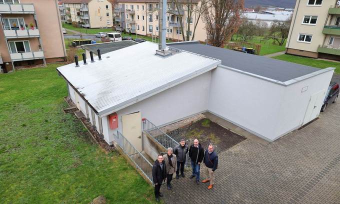 Fünf Personen vor einem weißen Betriebsgebäude, der neuen Pelletanlage in Eschwege