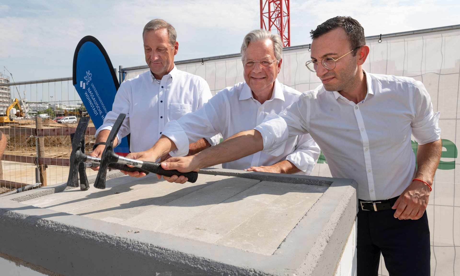 Haben gemeinsam den  Hammer in die Hand genommen: (v.l.) Frank Zschippig Technischer Leiter WGF Weisenburger bau GmbH, NHW-Geschäftsführer Dr.Constantin Westphal und Oberbürgermeister Mike Josef. Foto: NHW/Strohfeld