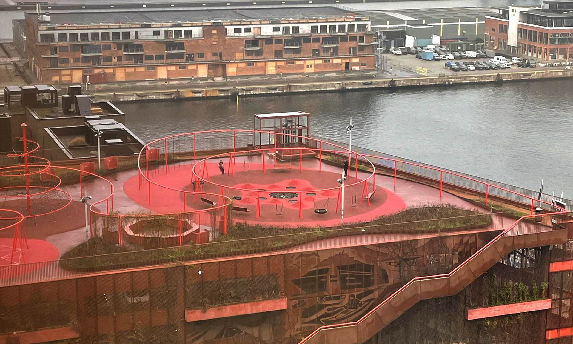 Der Spielplatz Park’n’Play erstreckt sich in leuchtendem Rot über der Hafenkulisse Kopenhagens.