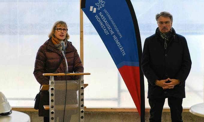 NHW Geschäftsführerin Monika Fontaine-Kretschmer und Bürgermeister Manfred Ockel freuen sich über den Baufortschritt. Foto NHW/Keck