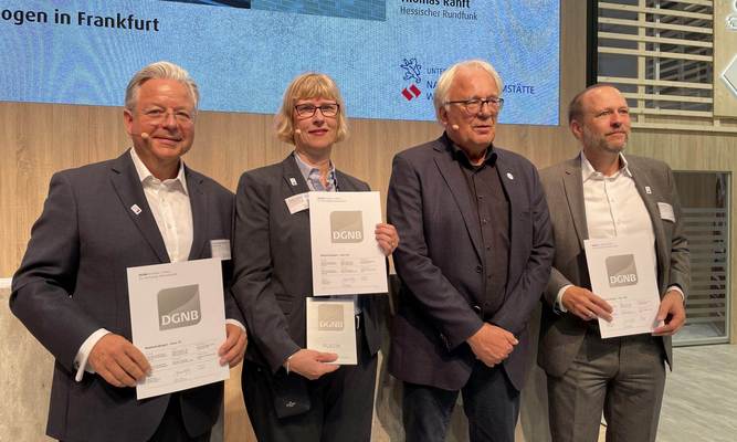 V.l.n.r.: Dr. Constantin Westphal, Monika Fontaine-Kretschmer (beide NHW Geschäftsführung), Prof. Dr. Alexander Rudolphi (DGNB), Helge Bitzer (NHW Leiter Neubau)