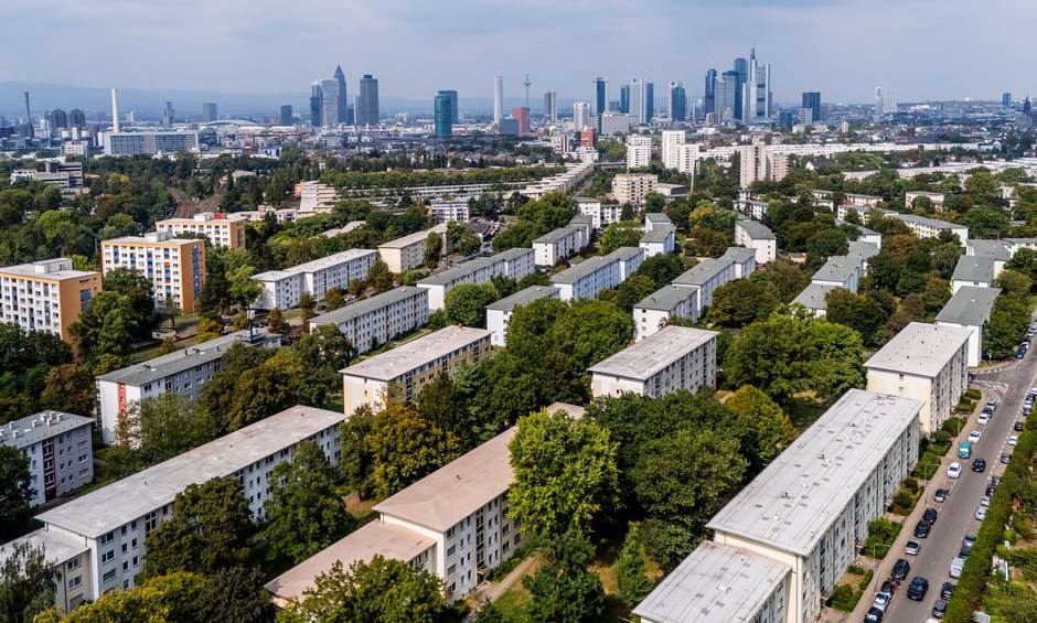 Drohnenaufnahme von oben der Melibocusstraße in Frankfurt-Niederrad