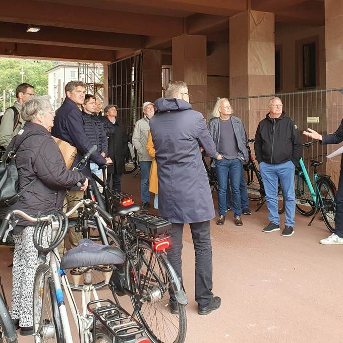 Mehrere Fahrradfahrer treffen sich zu einer gemeinsamen Tour.