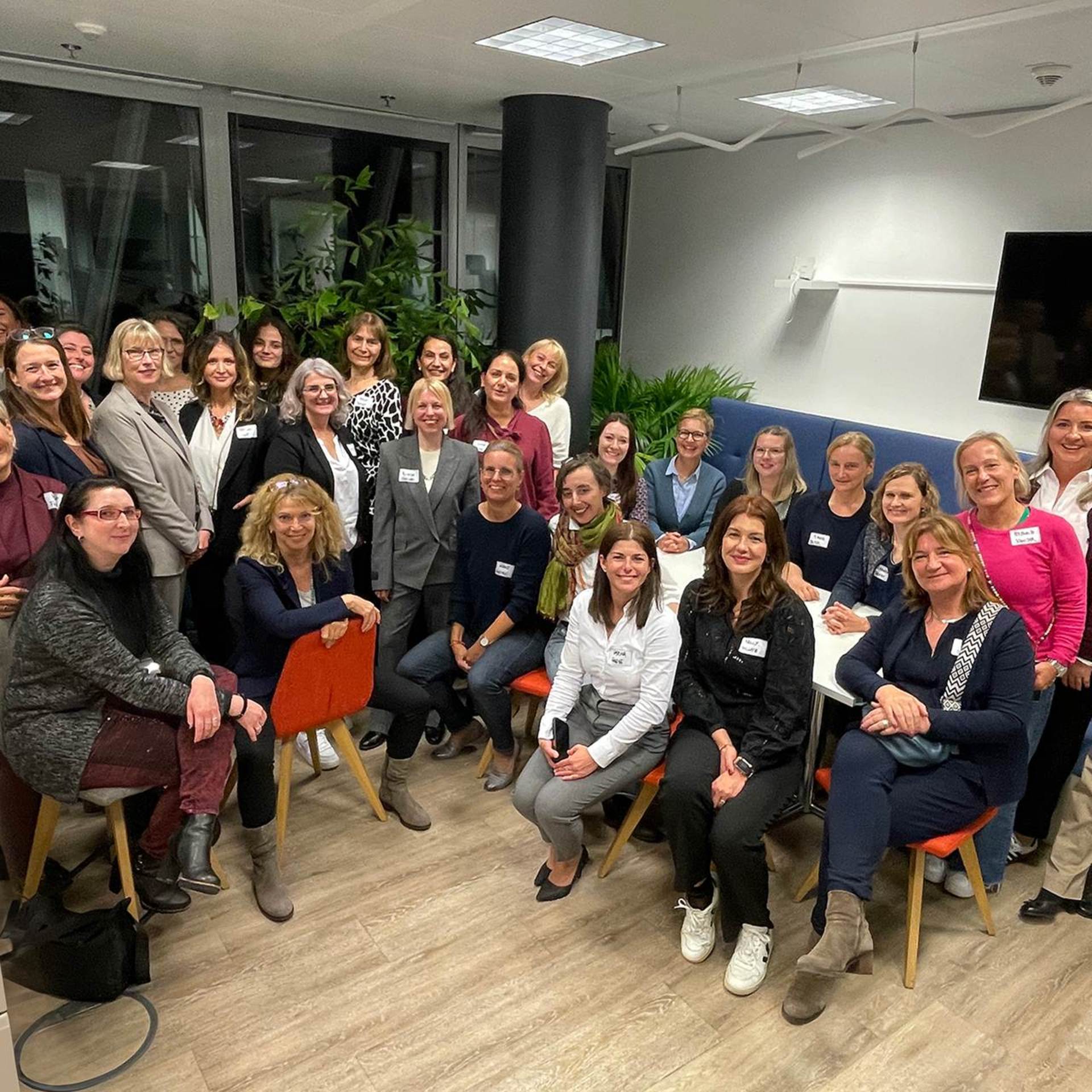 Gruppenfoto der Teilnehmerinnen des NHW-Frauennetzwerks mit Schirmherrin Monika Fontaine-Kretschmer. Foto: NHW