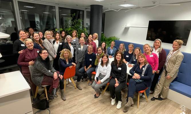 Gruppenfoto der Teilnehmerinnen des NHW-Frauennetzwerks mit Schirmherrin Monika Fontaine-Kretschmer. Foto: NHW