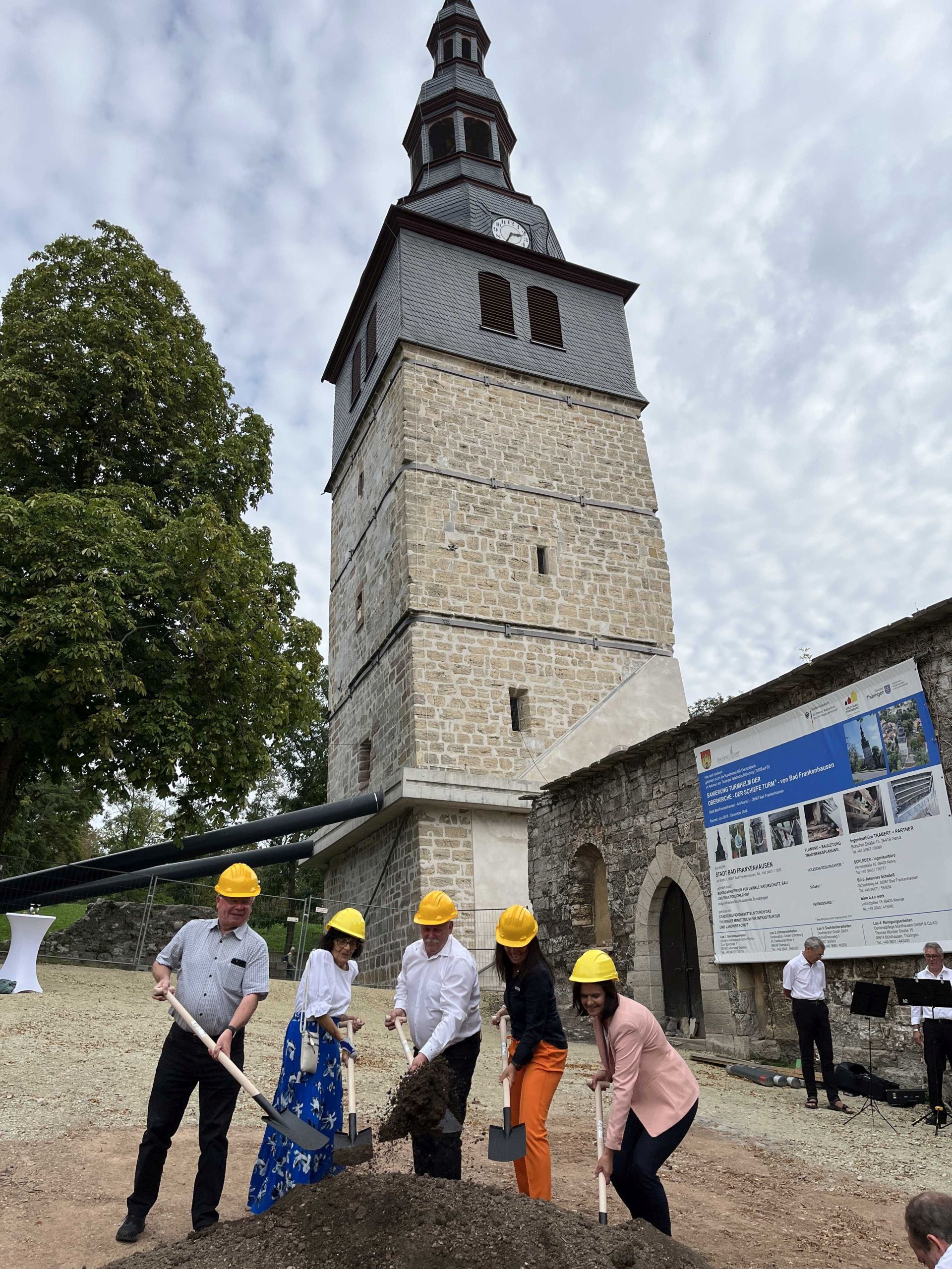 Spatenstich vor dem schiefen Turm mit u.a. dem stellvertretenden Bürgermeister Andreas Räuber und Katja Rudolph (2. v. re.), Tourismus-Chefin von Bad Frankenhausen.